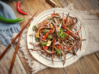 12、辣炒小鱼干,成品。