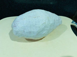 3、拔丝芋头,把皮削干净；