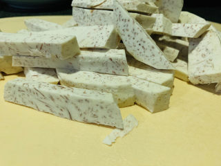 4、拔丝芋头,把削完皮的芋头，切成条块状；