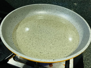 5、拔丝芋头,锅里放适量油，加热至五成熟；