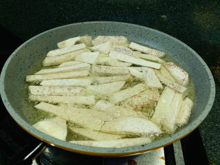 6、拔丝芋头,把切好的芋头放入油锅里；