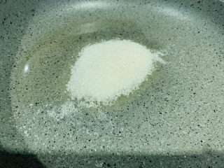 11、拔丝芋头,再加入1勺白糖；