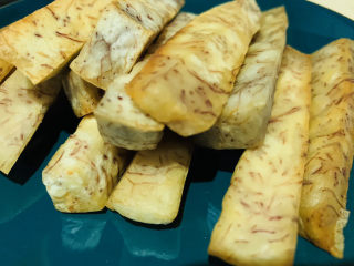 9、拔丝芋头,芋头呈金黄色，就先捞出锅，装盘里；