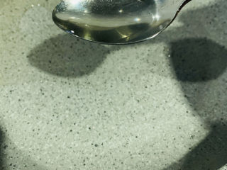 10、拔丝芋头,把剩余的油倒起来，锅洗干净，擦干，倒入3勺油；