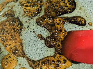 14、拔丝芋头,糖的颜色变的时候加入芋头快翻均匀；