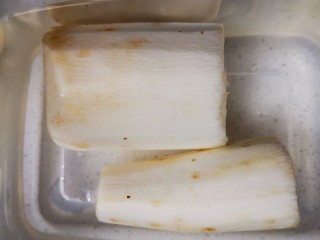 1、木耳炒山药,山药洗净削皮，泡在盐水中防止氧化变黑