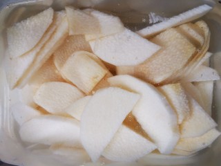 2、木耳炒山药,将山药切片备用