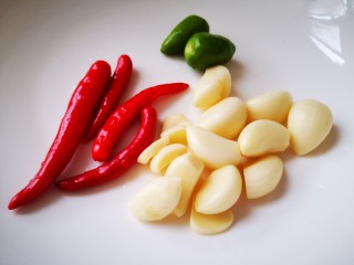 3、木耳炒山药,青红椒，蒜洗净备用