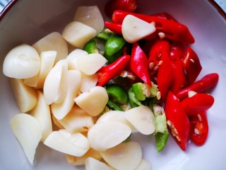 4、木耳炒山药,将青红椒切段，蒜切片