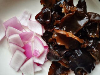 5、木耳炒山药,洋葱切块，木耳撕成小朵