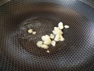 6、木耳炒山药,起锅烧热加适量食用油，爆香蒜片