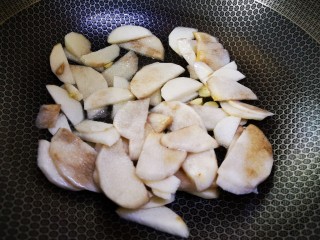 7、木耳炒山药,然后加入山药翻炒