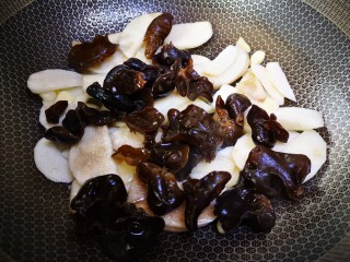 8、木耳炒山药,再将木耳加入锅中