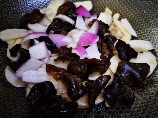 9、木耳炒山药,将洋葱加入