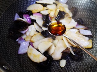 10、木耳炒山药,翻炒均匀，加适量料酒