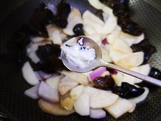 13、木耳炒山药,适量盐