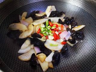 14、木耳炒山药,大火翻炒均匀入味，加入青红椒