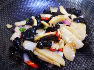 15、木耳炒山药,继续翻炒两分钟左右即可关火出锅