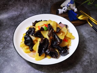 16、木耳炒山药,装盘，一道木耳炒山药就做好了，是不是很简单。