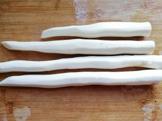 1、厨房挑战+素菜+酱爆山药片,铁棍山药先洗净再去皮，然后切成斜片备用；（记得要戴手套去皮，不然会痒得很难受）