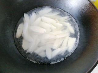 5、厨房挑战+素菜+酱爆山药片,锅中入适量水，水开后放入山药片焯水2分钟左右；