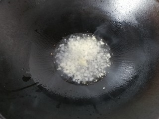 7、厨房挑战+素菜+酱爆山药片,锅中入适量油，先下蒜末煸香；