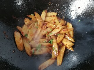 11、厨房挑战+素菜+酱爆山药片,最后调入适量胡椒粉和鸡精快速炒均匀，洒葱花即可起锅。