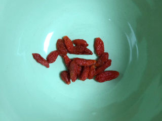 5、韭菜炒豆芽,准备少量枸杞子待用。