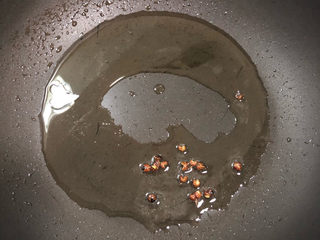 7、韭菜炒豆芽,放入花椒煸香。