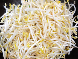 9、韭菜炒豆芽,放入豆芽翻炒均匀。