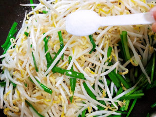 12、韭菜炒豆芽,加入一少盐，翻炒均匀。
