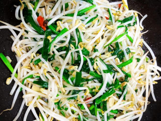 14、韭菜炒豆芽,炒入味后，即可出锅了。