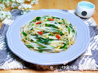 15、韭菜炒豆芽,一道清爽的韭菜炒豆芽就上桌了！