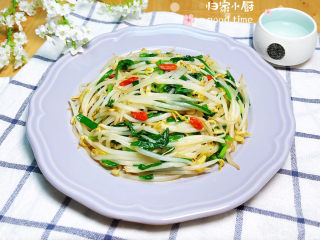 16、韭菜炒豆芽,天气热，吃起来很爽口！