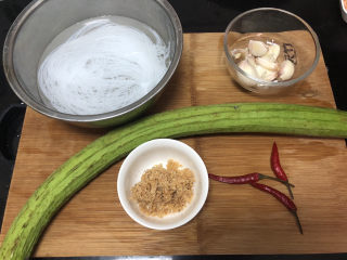 1、蒜蓉蒸丝瓜➕蒜蓉粉丝蒸丝瓜,食材合照：丝瓜一根，绿豆粉丝50g温水提前泡发，蒜一头，虾皮一小把，小米辣3个，小葱一根