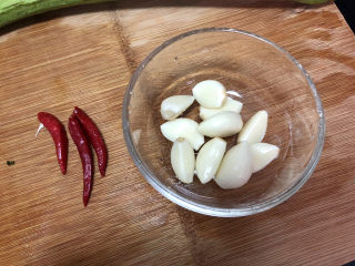 2、蒜蓉蒸丝瓜➕蒜蓉粉丝蒸丝瓜,小米辣洗净去蒂，蒜剥皮洗净