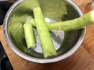 3、蒜蓉蒸丝瓜➕蒜蓉粉丝蒸丝瓜,丝瓜刮皮洗净