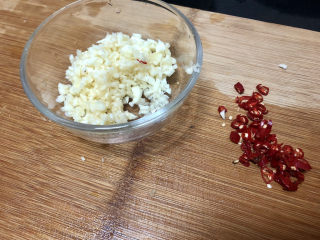 4、蒜蓉蒸丝瓜➕蒜蓉粉丝蒸丝瓜,改刀：蒜剁蒜蓉，小米辣切圈