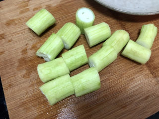 5、蒜蓉蒸丝瓜➕蒜蓉粉丝蒸丝瓜,丝瓜切段