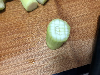 6、蒜蓉蒸丝瓜➕蒜蓉粉丝蒸丝瓜,在丝瓜一头切井字格，用手将丝瓜瓤按下去一些成一头凹陷