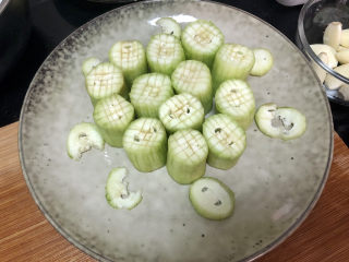 7、蒜蓉蒸丝瓜➕蒜蓉粉丝蒸丝瓜,丝瓜摆盘