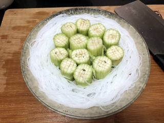 8、蒜蓉蒸丝瓜➕蒜蓉粉丝蒸丝瓜,泡发好的粉丝捞起沥水，摆盘。可以将粉丝用刀切断，方便食用时夹取