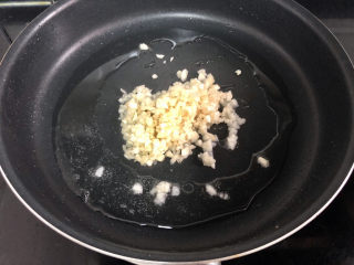 9、蒜蓉蒸丝瓜➕蒜蓉粉丝蒸丝瓜,热锅冷油，加入蒜蓉，中小火煸香