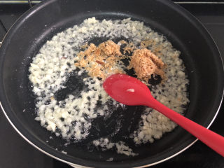 10、蒜蓉蒸丝瓜➕蒜蓉粉丝蒸丝瓜,加入虾皮，煸到焦黄