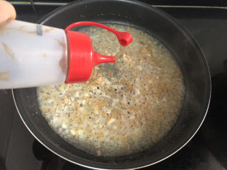 12、蒜蓉蒸丝瓜➕蒜蓉粉丝蒸丝瓜,加入半碗清水煮开，调味：一茶匙耗油