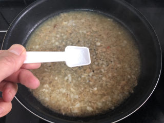 15、蒜蓉蒸丝瓜➕蒜蓉粉丝蒸丝瓜,尝下咸淡，根据个人口味添加少许盐定味，注意虾皮本身比较咸。因为丝瓜蒸的时候会出水，这个蒜蓉汁要比最后成菜的口味咸一点。