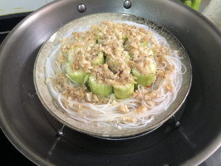 17、蒜蓉蒸丝瓜➕蒜蓉粉丝蒸丝瓜,把蒜蓉汁均匀的浇在丝瓜粉丝上