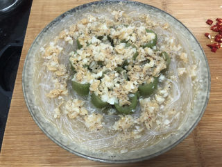 20、蒜蓉蒸丝瓜➕蒜蓉粉丝蒸丝瓜,蒸好的丝瓜取出，小心烫