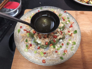 21、蒜蓉蒸丝瓜➕蒜蓉粉丝蒸丝瓜,撒上小米辣葱末，浇上热油，即可上桌享用