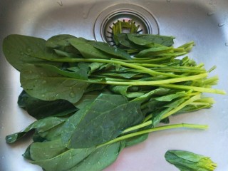 2、菠菜鸡蛋面,菠菜一把。